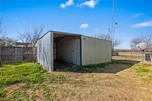 702 Main St, Windom, TX 75492 - Photo 26