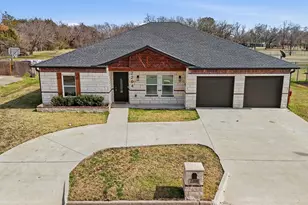 2204 Albert Broadfoot St, Bonham, TX 75418 - Photo 2