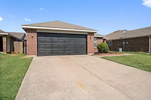 7816 Whitney Ln, Fort Worth, TX 76112 - Photo 2