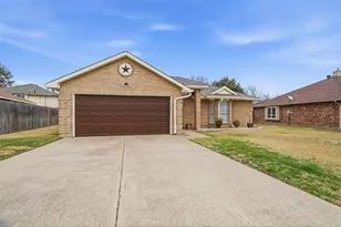 4946 Briar Oaks Ln, Grand Prairie, TX 75052 - Photo 2