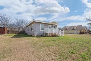 1802 N Wilhite St, Cleburne, TX 76031 - Photo 2