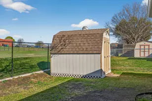 105 Canterbury Dr, Saginaw, TX 76179 - Photo 32