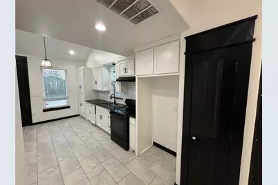 300 Avenue B, Ennis, TX 75119 - Photo 4