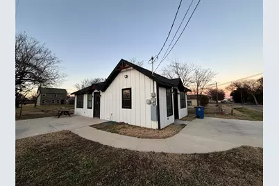 300 Avenue B, Ennis, TX 75119 - Photo 2