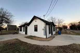 300 Ave B, Ennis, TX 75119 - Photo 2