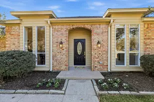 361 Oakview Dr, Lewisville, TX 75077 - Photo 2