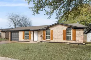 318 Boulder Ct, Burleson, TX 76028 - Photo 2