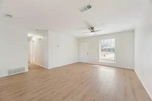 318 Boulder Ct, Burleson, TX 76028 - Photo 4