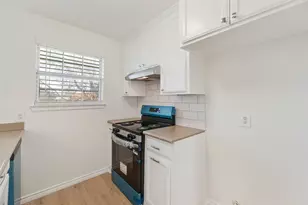 318 Boulder Ct, Burleson, TX 76028 - Photo 10