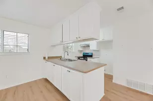 318 Boulder Ct, Burleson, TX 76028 - Photo 10