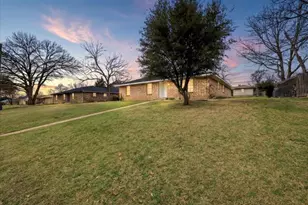 121 Hillside Ln, DeSoto, TX 75115 - Photo 2