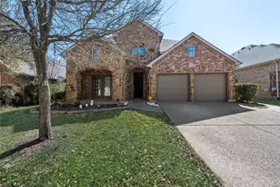 2467 Harbour Dr, Grand Prairie, TX 75054 - Photo 2