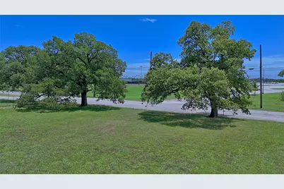 604 S Mill Street, Bowie, TX 76230 - Photo 4