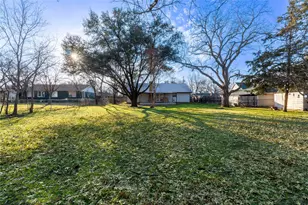 313 S Prairie St, Pilot Point, TX 76258 - Photo 14