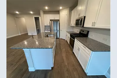 560 Hutchinson Lane, Lewisville, TX 75077 - Photo 2