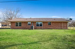 202 Circle Dr, Bogata, TX 75417 - Photo 16