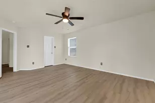 917 Bloomfield Dr, Grand Prairie, TX 75052 - Photo 26