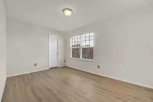 917 Bloomfield Dr, Grand Prairie, TX 75052 - Photo 20