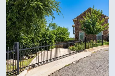 2700 Refugio Avenue, Fort Worth, TX 76164 - Photo 32