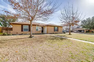 500 Berkshire Ct, Burleson, TX 76028 - Photo 2