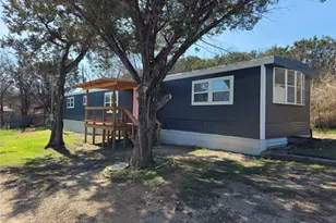 823 Blackfoot Ct, Granbury, TX 76048 - Photo 2