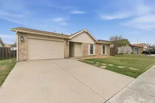 825 W Embercrest Dr, Arlington, TX 76017 - Photo 2