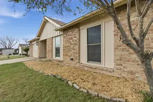 825 W Embercrest Dr, Arlington, TX 76017 - Photo 4