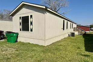 5024 Buffalo Ct S, Fort Worth, TX 76119 - Photo 2