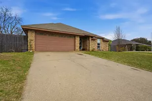 704 Daniels Dr, Crowley, TX 76036 - Photo 2