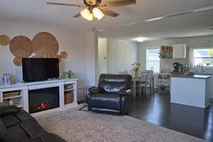 810 Pecos River Dr, Granbury, TX 76048 - Photo 2