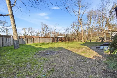 215 E 12th Street, Bonham, TX 75418 - Photo 22