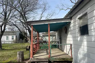 406 S Austin St, Wolfe City, TX 75496 - Photo 20