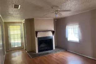 406 S Austin St, Wolfe City, TX 75496 - Photo 10