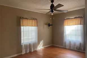 406 S Austin St, Wolfe City, TX 75496 - Photo 4