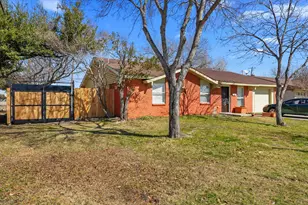 802 La Fiesta Dr, Grand Prairie, TX 75052 - Photo 1