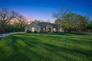 401 Acorn Trl, Granbury, TX 76049 - Photo 2