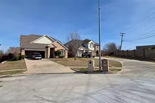 1724 Hidden Brook Dr, Grand Prairie, TX 75050 - Photo 4