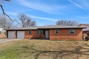 1204 Elmwood St, Gainesville, TX 76240 - Photo 2