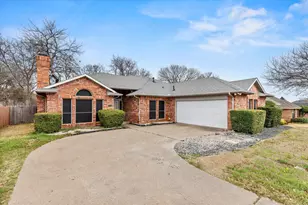 1021 Crestwood Ct, DeSoto, TX 75115 - Photo 2