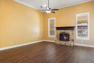 8526 Kingsley Cir, Granbury, TX 76049 - Photo 4