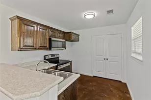 804 E 5th St, Bonham, TX 75418 - Photo 4