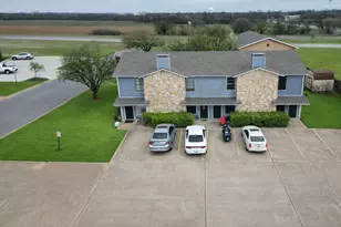 1403 Courtney Pl, Cleburne, TX 76033 - Photo 4