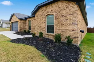 437 Falcon Wy, Azle, TX 76020 - Photo 4