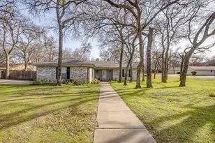 612 Melbourne Ct, Hurst, TX 76053 - Photo 4