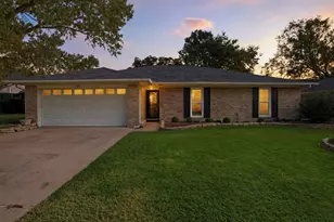 2217 Honey Creek Ln, Arlington, TX 76006 - Photo 2