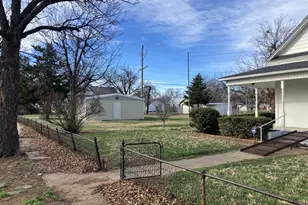 109 N Foley St, Seymour, TX 76380 - Photo 2