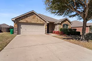 205 Commonwealth Cir, Waxahachie, TX 75165 - Photo 2