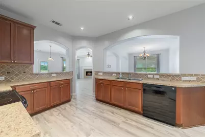 5541 Grenada Drive, Fort Worth, TX 76119 - Photo 18