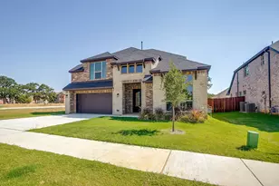 928 Arkan Ln, Fort Worth, TX 76120 - Photo 2