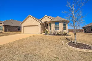 1331 Madeline Ln, Krum, TX 76249 - Photo 2